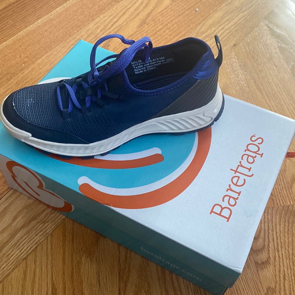 Bare traps tennis shoes in navy blue